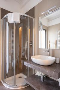 韦尔巴尼亚Maison Cecile的一间带大水槽和淋浴的浴室