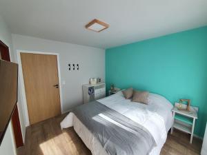 拉安戈斯图拉镇Hygge Haus的一间卧室设有一张床和蓝色的墙壁