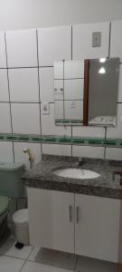 库亚巴Fabiel Palace Hotel的一间带水槽、卫生间和镜子的浴室