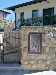 Cerro Lago MaggioreIL CILIEGIO DI ZOE的房屋前石墙上的标志