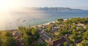 吉利特拉旺安斯凯利威格度假酒店的享有海滩的空中景色,在水中划船