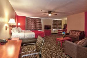 俄克拉何马城俄克拉何马城机场北部华美达酒店的酒店客房设有床和客厅。