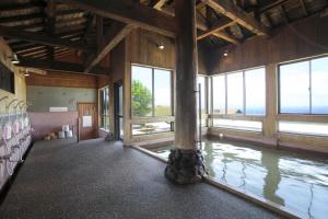 竹田久住高原小屋酒店的大房间设有大窗户和大柱子