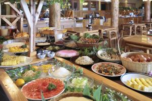 竹田久住高原小屋酒店的自助餐,餐桌上摆满了食物