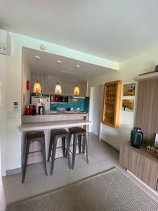 布希奥斯Buzios Beach Resort Super Luxo Residencial 2501 e 2502的厨房配有带凳子的柜台
