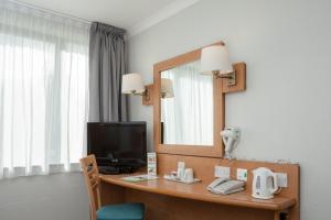 达特福德钟楼达特福德酒店的酒店客房配有带电视和镜子的书桌