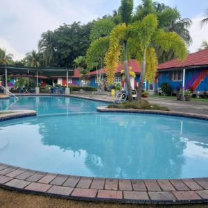 瓜埠GLOBAL IKHWAN RESORT的度假村内一个蓝色的大泳池