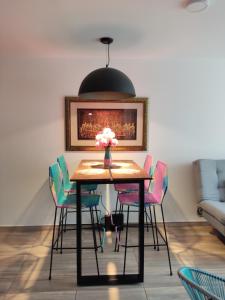 圣希尔Hermoso y Cómodo Apartamento--Excelente Ubicación的餐桌、椅子和花瓶