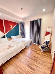 头顿Cookies Homestay Vung Tau Gold Sea的一间卧室设有两张床和蓝色的墙壁