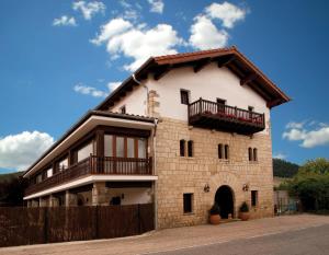 LizasoCasa Rural Flor de Vida - B&B的一座大型砖砌建筑,上面设有阳台