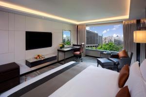 香港海景嘉福洲際酒店的一间酒店客房,设有一张大床和一个大窗户