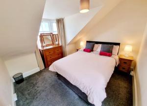 因弗内斯Highland Historical Home in Inverness City Centre的一间卧室配有一张带两盏灯的大型白色床。