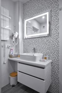 布尔加斯Weiss Estate by EstateAutomata的白色的浴室设有水槽和镜子