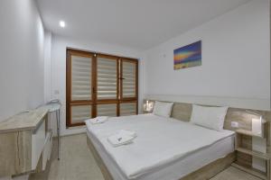布尔加斯Weiss Estate by EstateAutomata的白色卧室配有床和书桌