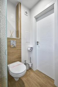 布尔加斯Weiss Estate by EstateAutomata的一间带白色卫生间和门的浴室