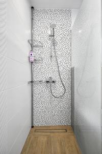 布尔加斯Weiss Estate by EstateAutomata的浴室铺有黑白瓷砖,设有淋浴。