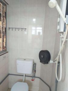 马六甲Discovery Youth Hostel Malacca的一间带卫生间和淋浴的浴室