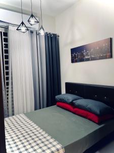 雪邦Airport KLIA Guest House (1 bedroom & 1 toilet)的一间卧室配有一张蓝色窗帘的床