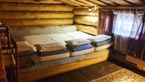 FilippovichiForest hut Stariy Prud的小木屋内的一个床位