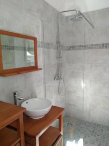 乌尔坦Maison的一间带水槽和玻璃淋浴的浴室