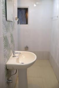 阿勒皮JCT Houseboat的白色的浴室设有水槽和淋浴。