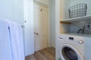 开普敦Surburban Bliss - Claremont的洗衣房配有洗衣机和烘干机
