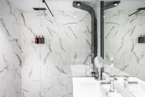 莱里达三思公园酒店的白色的浴室设有水槽和镜子