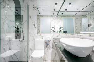莱里达三思公园酒店的白色的浴室设有水槽和卫生间。