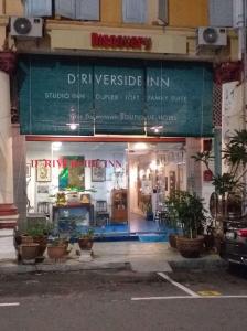 马六甲D Riverside Inn的建筑物上带有绿色标志的商店前