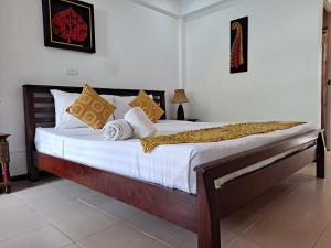 班帕那普兰The Beach Boutique Resort的卧室配有一张带白色床单和枕头的大床。