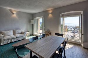 阿伦扎诺Residence Via Di Francia的客厅配有桌子和沙发