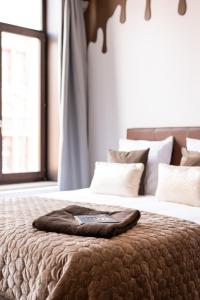 布鲁日The Chocolate Suites的床上有棕色毯子