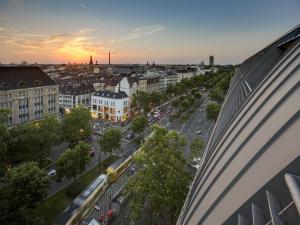 杜塞尔多夫Breidenbacher Hof, Best Grandhotel 2024 - Die 101 Besten的街道上坐火车的城市景观