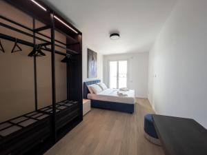 卡利亚里Bina Luxury Apartment的一间带一张床的卧室和一间带双层床的房间