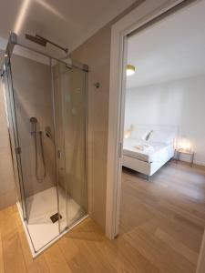 卡利亚里Bina Luxury Apartment的一间设有床铺的客房内的玻璃淋浴间