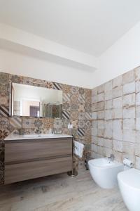 马尔萨拉Stella Fenicia的一间带水槽、浴缸和镜子的浴室