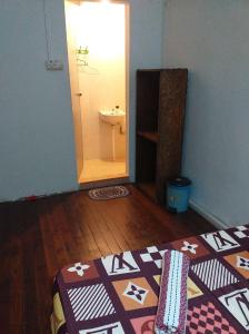 马六甲Discovery Youth Hostel Malacca的客房设有一间地板上带地毯的浴室。