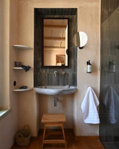 迈伊斯蒂Casa Mediterraneo Hotel的一间带水槽和镜子的浴室