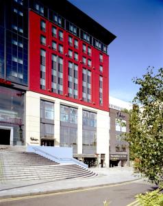 伯明翰马尔马逊伯明翰酒店的前面有楼梯的红色建筑