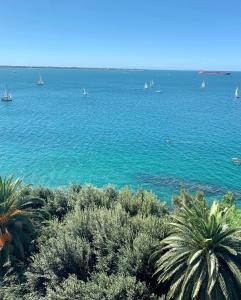 塔兰托Suite al mare的享有一大片水域和帆船的景色