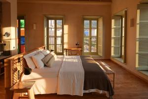 迈伊斯蒂Casa Mediterraneo Hotel的卧室设有一张带窗户的白色大床