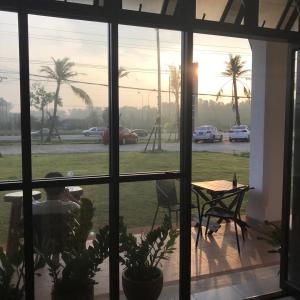 素叻The nearest Surattani airport的坐在桌子上,从窗户望出去的人
