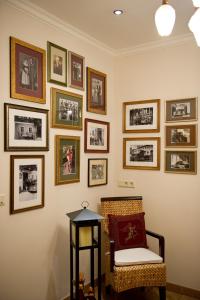 克雷纳尔Vital- & Familienhotel Angerwirt的一间房间,配有椅子和墙上的照片