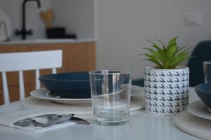 泰拉奇纳Il Grande Blu的桌上的一杯水,有盘子和碗