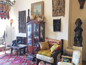 马里纳迪马萨La Rosa del Deserto, Versilia的客厅配有椅子和橱柜