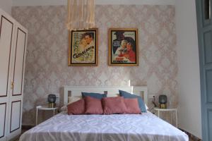 塞埃欣Caserón Centenario的卧室配有一张墙上三幅照片的床