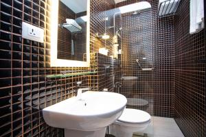 安曼Hotel Philosophy的一间带水槽、卫生间和镜子的浴室