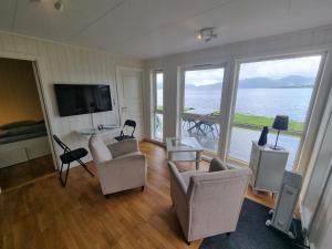 Tomrefjordferiehus ved sjøen的享有水景的客厅