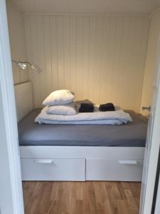 Tomrefjordferiehus ved sjøen的一张床上有两个枕头的房间
