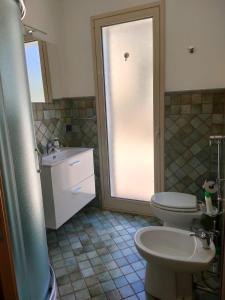 赫拉克勒亚米诺亚Villa Gentile的浴室配有卫生间、盥洗盆和淋浴。